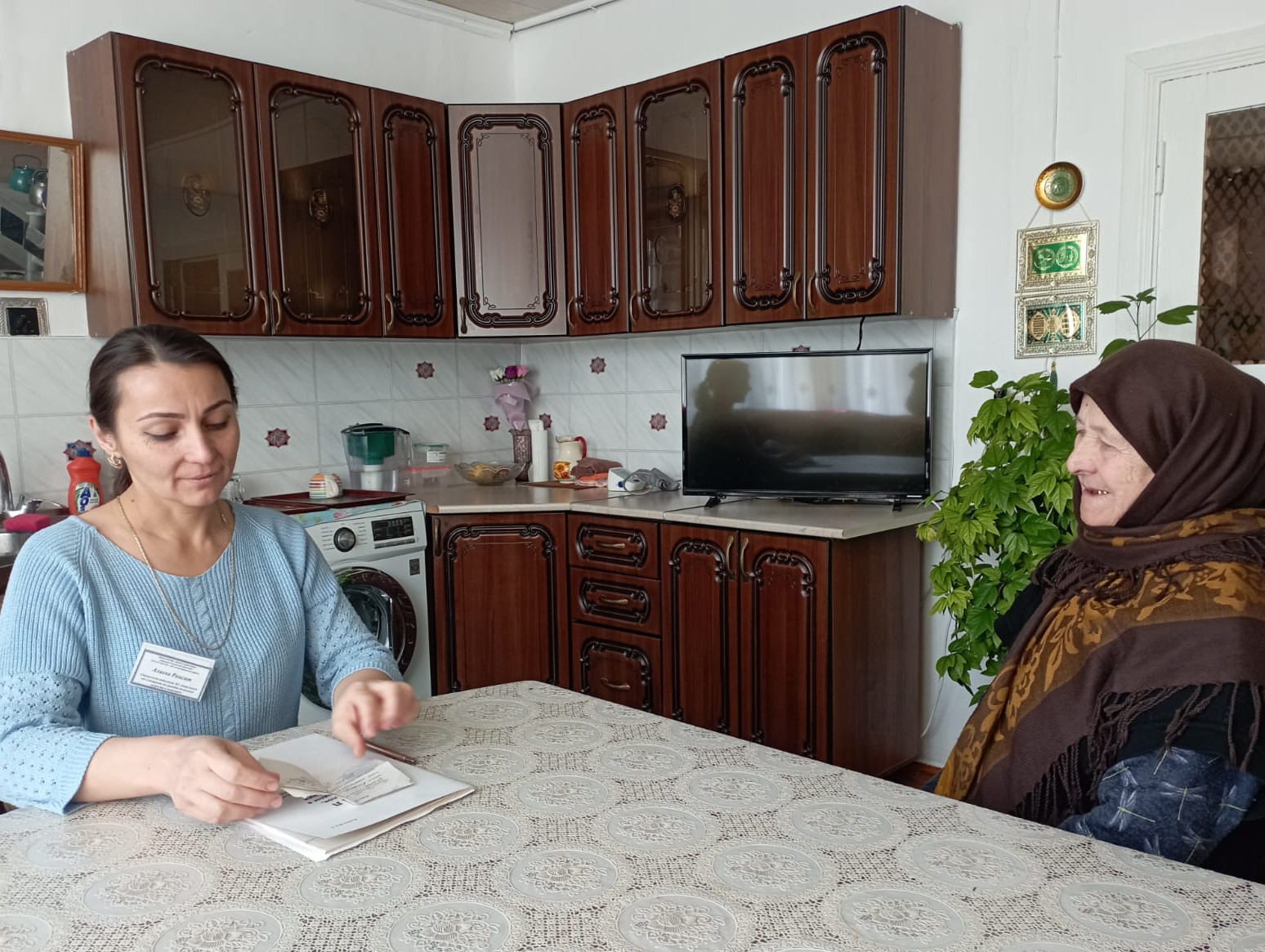 Рабочие будни специалистов в рамках регулярного обхода подопечных соцработников.